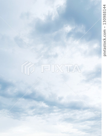 垂直背景影像,白灰色的雲天空,雨雲漂浮 垂直背景影像,白灰色的雲天空,雨雲漂浮 130988144