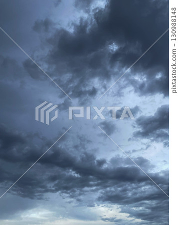 鉛灰色多雲天空的垂直背景影像，雨雲漂浮 130988148