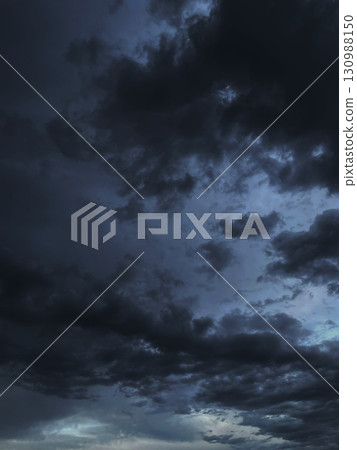 黑灰色多雲天空與雨雲的垂直背景影像 黑灰色多雲天空與雨雲的垂直背景影像 130988150