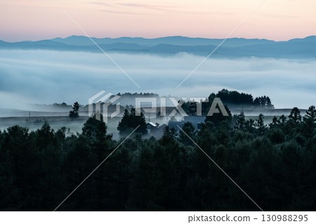 晨霧與日出山丘 晨霧與日出山丘 130988295