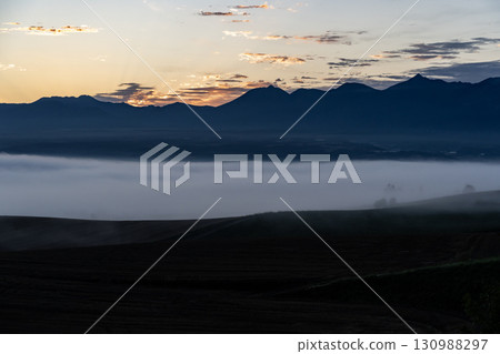晨霧與日出山丘 130988297
