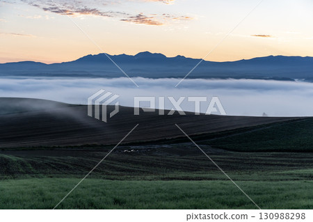 晨霧與日出山丘 130988298