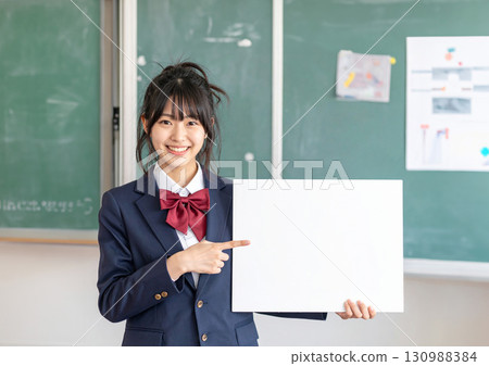有白板的高中女生_01 130988384