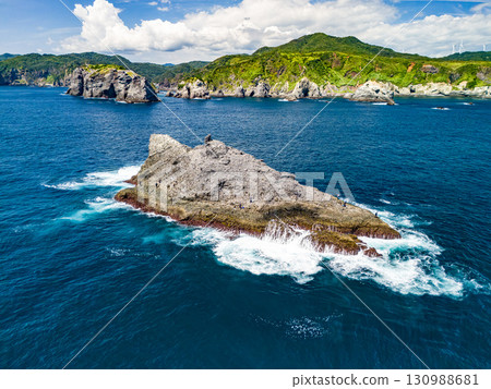 中木町附近的岩礁,是Hirizo海灘的所在地。這裡是日本屈指可數的岩釣勝地之一。靜岡縣伊豆半島南伊豆町中木町Hirizo海灘 中木町附近的岩礁,是Hirizo海灘的所在地。這裡是日本屈指可數的岩釣勝地之一。靜岡縣伊豆半島南伊豆町中木町Hirizo海灘 130988681