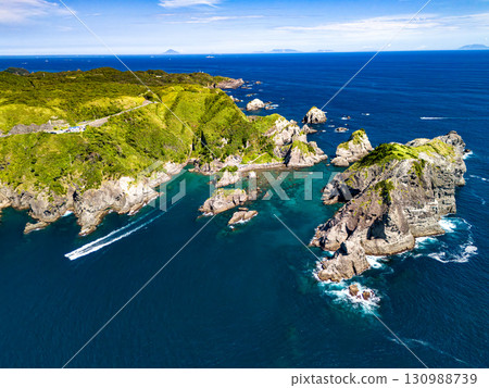 正在進行航拍,以勘察Hirizo海灘及其周圍的島嶼和海域。無人機的飛行得到了當地漁業協會的許可。 正在進行航拍,以勘察Hirizo海灘及其周圍的島嶼和海域。無人機的飛行得到了當地漁業協會的許可。 130988739