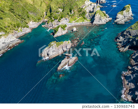 正在進行航拍,以勘察Hirizo海灘及其周圍的島嶼和海域。無人機的飛行得到了當地漁業協會的許可。 正在進行航拍,以勘察Hirizo海灘及其周圍的島嶼和海域。無人機的飛行得到了當地漁業協會的許可。 130988743
