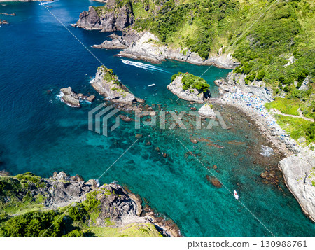 正在進行航拍，以勘察Hirizo海灘及其周圍的島嶼和海域。無人機的飛行得到了當地漁業協會的許可。 130988761