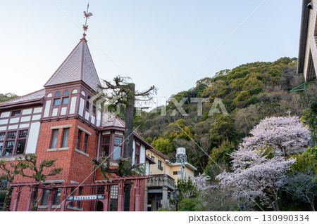 春天的櫻花和神戶北野的象徵-風向標樓。兵庫縣神戶市 春天的櫻花和神戶北野的象徵-風向標樓。兵庫縣神戶市 130990334