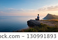 一名男子在寧靜的懸崖上冥想，俯瞰大海 130991893