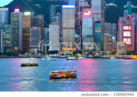 天星小輪駛過維多利亞港。 130992448