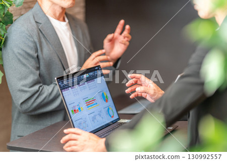 Market research, overseas market, trade area analysis, marketing research, world map, 2 people Market research, overseas market, trade area analysis, marketing research, world map, 2 people 130992557