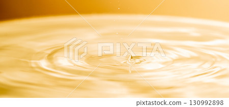 水面上美麗的漣漪 130992898