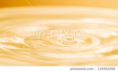 水面上美麗的漣漪 130992899