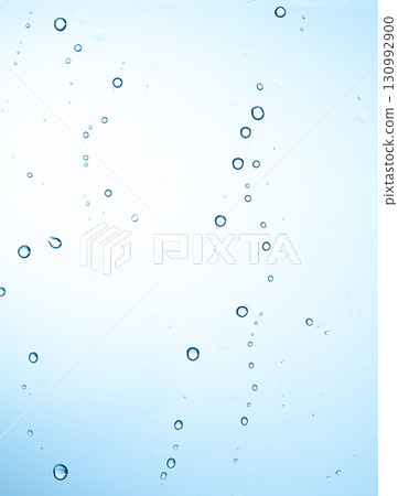 附著在玻璃上的水滴 130992900