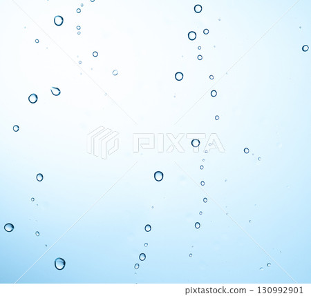 附著在玻璃上的水滴 130992901