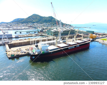 秋季，北海道函館市函館港，正在建造貨船的函館碼頭鳥瞰圖 130993127