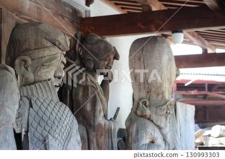 Some kind of statue 130993303