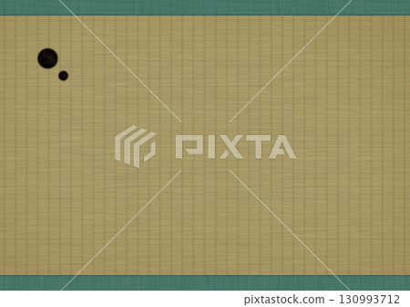 圖示為被太陽曬壞的榻榻米墊，上面有黑色污漬和邊緣 130993712