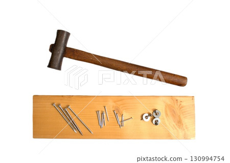 木板上的鐵鎚和釘子 130994754
