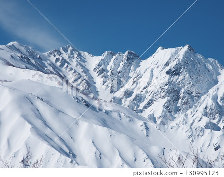 冬季從岩嶽山頂露台眺望銀白色的白馬山脈 冬季從岩嶽山頂露台眺望銀白色的白馬山脈 130995123