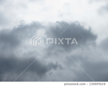 透過雲層看到的天空 130995629