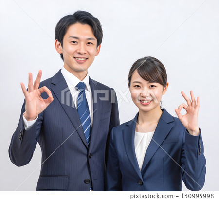 一位年輕的商人做出“OK”手勢 一位年輕的商人做出“OK”手勢 130995998