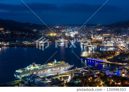 從鍋冠山公園展望台眺望新世界三大夜景之一的長崎夜景 從鍋冠山公園展望台眺望新世界三大夜景之一的長崎夜景 130996303