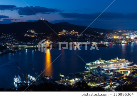 從鍋冠山公園展望台眺望新世界三大夜景之一的長崎夜景 從鍋冠山公園展望台眺望新世界三大夜景之一的長崎夜景 130996304