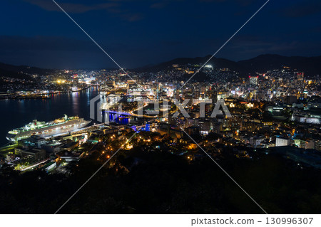 從鍋冠山公園展望台眺望新世界三大夜景之一的長崎夜景 從鍋冠山公園展望台眺望新世界三大夜景之一的長崎夜景 130996307