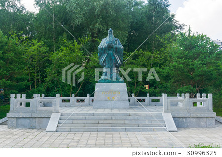 Confucius statue in Huaming Park Confucius statue in Huaming Park 130996325