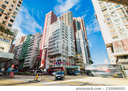 活力四射的香港：清晨的彌敦道 130996893