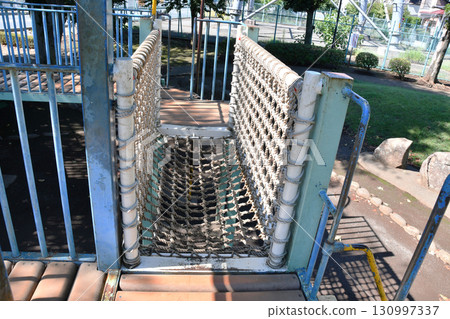 組合滑梯和攀爬架_04 130997337