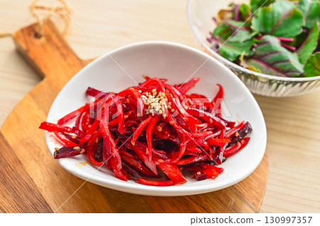 鮮紅色的甜菜金皮拉 130997357