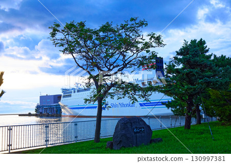 清晨從綱內臨海公園眺望停泊在小樽渡輪碼頭的新日本海渡輪「Azalea」號 130997381