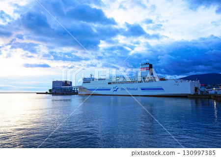 清晨從綱內臨海公園眺望停泊在小樽渡輪碼頭的新日本海渡輪「Azalea」號 130997385