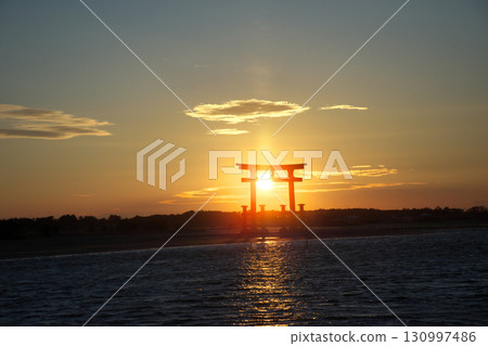 在海上日落 在海上日落 130997486