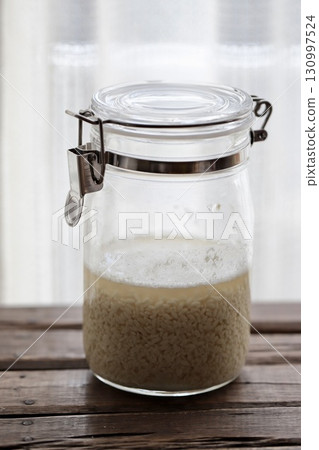 用剛開始起泡的乾麴菌新鮮混合的自製鹽麴菌。 用剛開始起泡的乾麴菌新鮮混合的自製鹽麴菌。 130997524