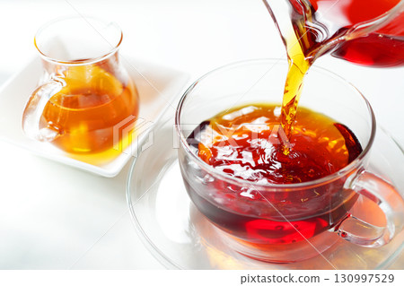 蜂蜜茶倒入茶杯中 130997529