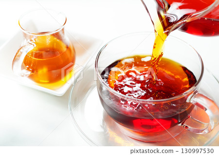 蜂蜜茶倒入茶杯中 130997530