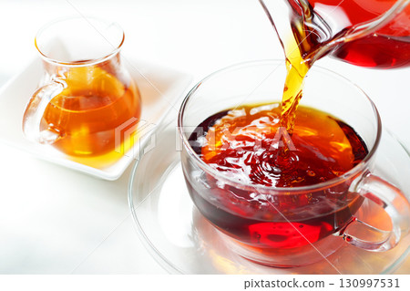 蜂蜜茶倒入茶杯中 130997531
