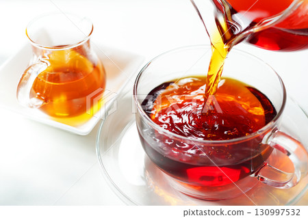 蜂蜜茶倒入茶杯中 蜂蜜茶倒入茶杯中 130997532