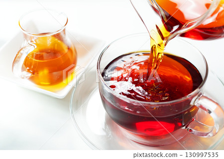 蜂蜜茶倒入茶杯中 130997535