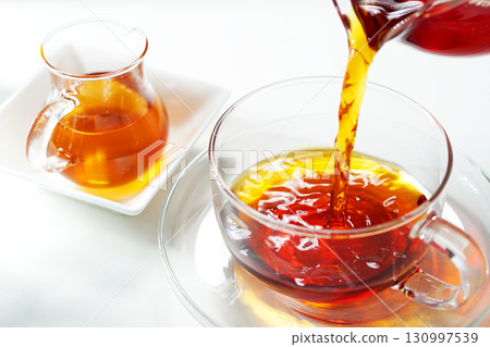 蜂蜜茶倒入茶杯中 130997539