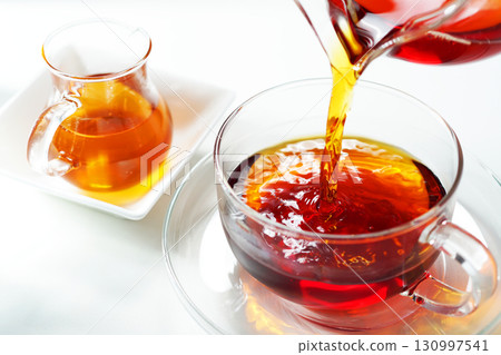 蜂蜜茶倒入茶杯中 130997541