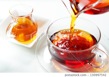 蜂蜜茶倒入茶杯中 蜂蜜茶倒入茶杯中 130997542