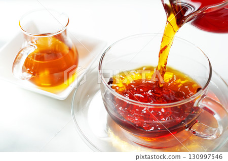 蜂蜜茶倒入茶杯中 130997546