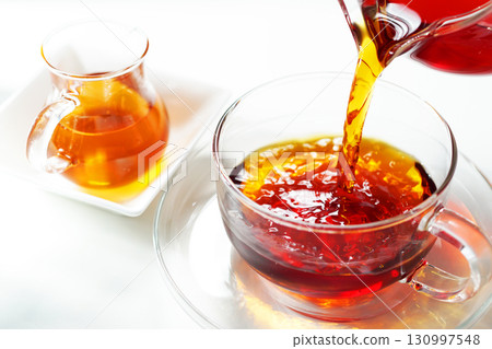 蜂蜜茶倒入茶杯中 130997548