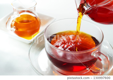 蜂蜜茶倒入茶杯中 130997600