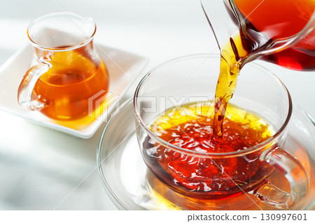 蜂蜜茶倒入茶杯中 130997601