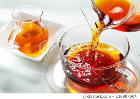 蜂蜜茶倒入茶杯中 130997604